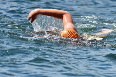 Gmunden am Traunsee 'deki Aqua Duathlon' da yüzme yarışması (Salzkammergut)