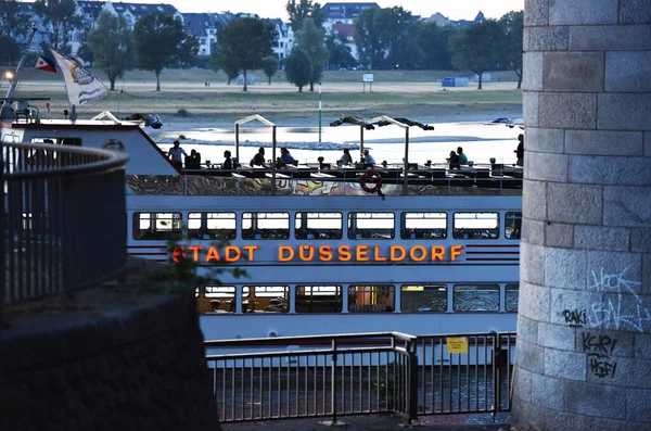 德国杜塞尔多夫莱茵河上的客船 — 图库照片