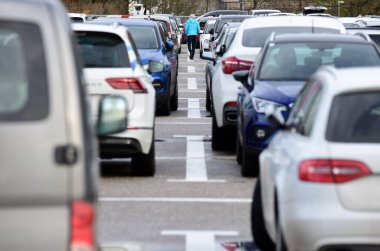 Avusturya ve Europ 'taki tecritten sonra alışveriş merkezlerine akın