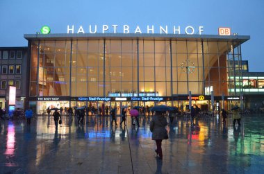 Köln 'de yağmur yağdığında ana tren istasyonunun önündeki meydan, Almanya; Avrupa