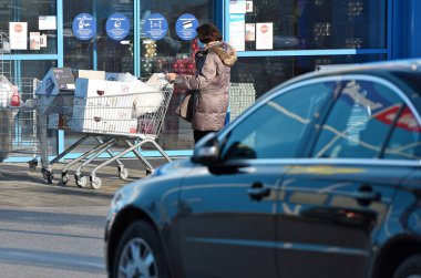 Avusturya, Avrupa 'daki tecrit sonrasında alışveriş merkezlerine akın