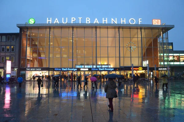 Plaza Frente Estación Tren Principal Colonia Cuando Llueve Alemania Europa — Foto de Stock