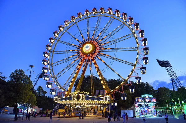 中止されたオクトーバーフェストの代わりに 夏の都市 シリーズのミュンヘンオリンピック公園の観覧車 — ストック写真