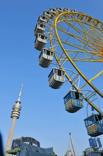 在慕尼黑奥林匹克公园的摩天轮系列 夏季城市 而不是取消的Oktoberfest — 图库照片