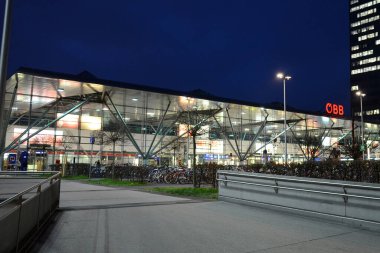 Linz Merkez İstasyonu ve Terminal Kulesi mavi saatte, Avusturya, Europ