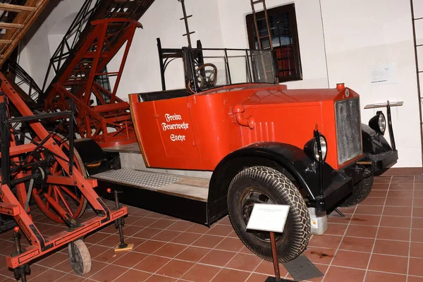 Sankt Florian, Avusturya ve Avrupa 'daki İtfaiye Müzesi' nde klasik itfaiye motoru.