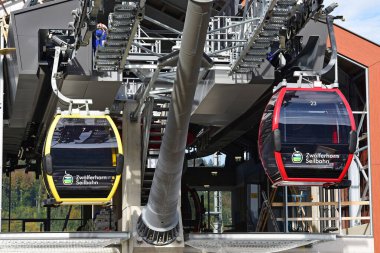 Wolfgangsee, Avusturya, Avrupa 'daki Sankt Gilgen' deki Zwoelferhorn 'a yeni teleferik.