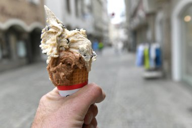 Bir adam dondurma külahı tutuyor.