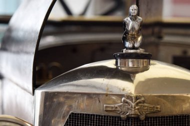 Mattsee, Avusturya, Avrupa 'daki Fahr (t) raumundaki tarihi bir Avusturya-Daimler aracının kaput figürü.