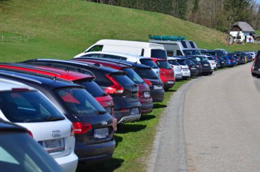 Mondsee, Yukarı Avusturya, Salzburg, Avusturya, Avrupa yakınlarındaki Sankt Lorenz 'deki Drachenwand' da tam park yeri.