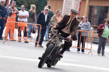 Yıllık Franz Joseph Bad Ischl, Salzkammergut, Avusturya ve Avrupa 'da eski motosikletlere biniyor