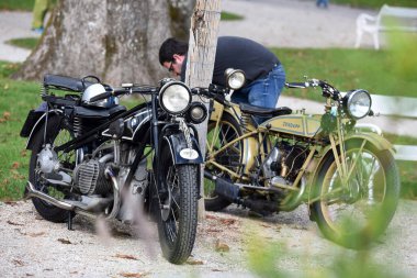 Yıllık Franz Joseph Bad Ischl, Salzkammergut, Avusturya ve Avrupa 'da eski motosikletlere biniyor