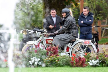 Yıllık Franz Joseph Bad Ischl, Salzkammergut, Avusturya ve Avrupa 'da eski motosikletlere biniyor