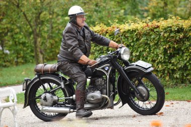 Yıllık Franz Joseph Bad Ischl, Salzkammergut, Avusturya ve Avrupa 'da eski motosikletlere biniyor