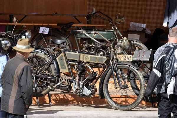 年間フランツ ヨーゼフは オーストリア ザルツカンマーグート州のバート イスカルで古いオートバイに乗っています — ストック写真