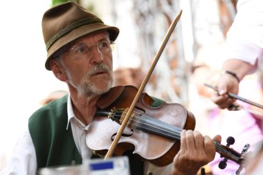 Bad Goisern 'de Keman Günü, keman çalgıcıları ve diğer folk müzisyenlerinin toplantısı, Avusturya, Avrupa