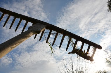 # Gökten ve bulutlardan bir saman tırmığı #