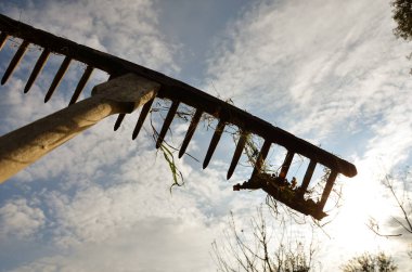 # Gökten ve bulutlardan bir saman tırmığı #