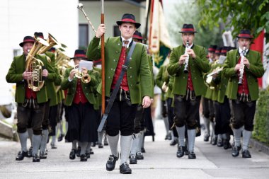 Avusturya 'nın Oberwang kentindeki halk kültürü festivalinde bando.