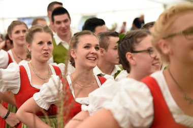Avusturya 'nın Oberwang kentinde düzenlenen Halk Kültürü Festivali' nde geleneksel Avusturyalı halk danslarının halk gösterisi