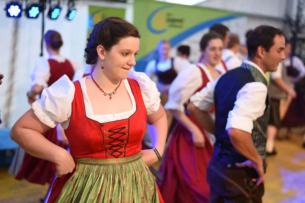 Openbare Uitvoering Van Traditionele Oostenrijkse Volksdansen Het Festival Van Volkscultuur — Stockfoto