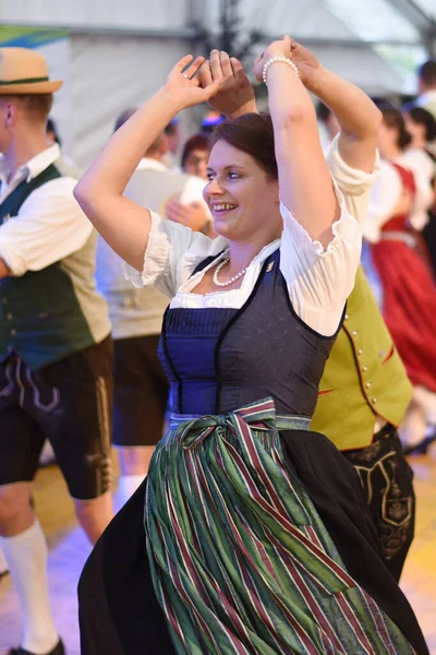 Openbare Uitvoering Van Traditionele Oostenrijkse Volksdansen Het Festival Van Volkscultuur — Stockfoto