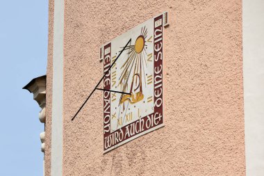 Bad Ischl, Salzkammergut, Yukarı Avusturya, Avusturya, Avrupa 'daki kilise kulesinde güneş saati.