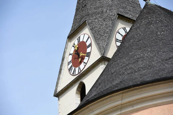 在上奥地利 奥地利 欧洲Salzkammergut的Bad Ischl教堂塔楼的钟表 — 图库照片