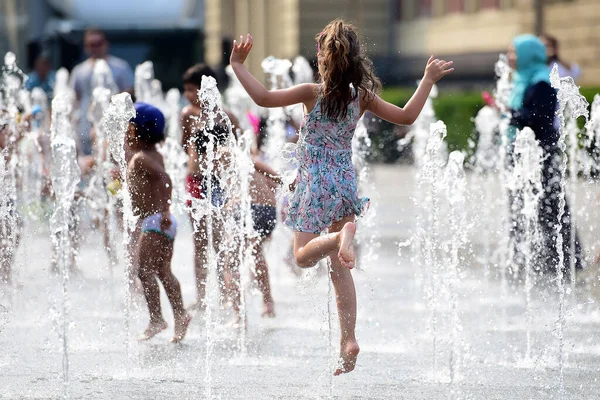 Une Fille Rafraîchit Près Une Fontaine Été — Photo