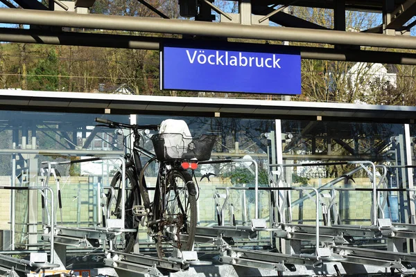 奥地利 欧洲Vcklabruck火车站的自行车站 — 图库照片