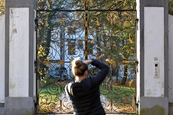 Clima Outono Attersee Fotógrafo Faz Exame Retrato Closeup Portão Entrada — Fotografia de Stock