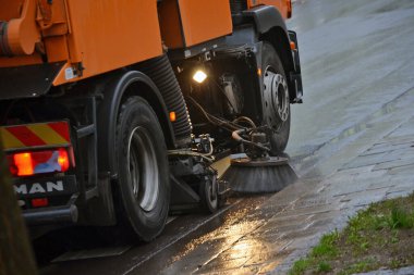 Bir sokak süpürücüsü iş başında