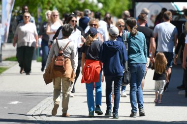 Anneler Günü 'nde, Avusturya' da, Avrupa 'da, Gmunden' de yürüyen merdivenlerde bir sürü insan var.