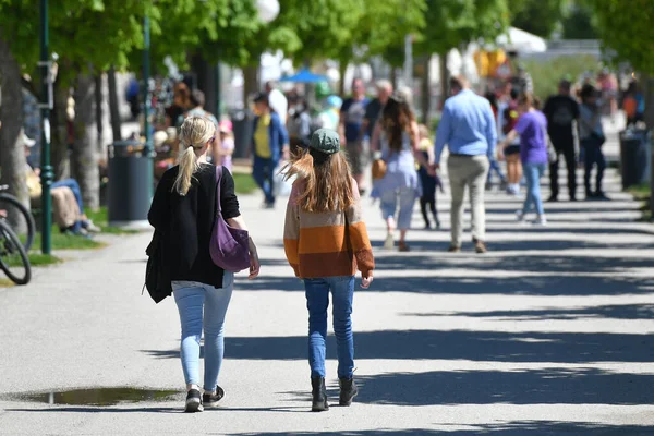 Anneler Günü 'nde, Avusturya' da, Avrupa 'da, Gmunden' de yürüyen merdivenlerde bir sürü insan var.