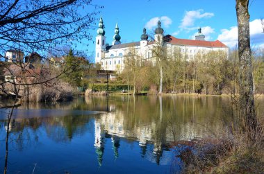 İlkbaharda Puchheim Manastırı 'nda Gölet, Avusturya, Avrupa