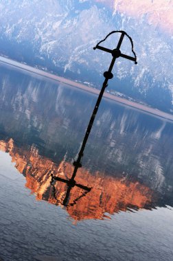 Traunstein kışın akşam güneşine yansıyor. Traunsee, Avusturya, Avrupa 'da.