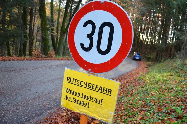 Avusturya Avrupa Bir Sokakta Sonbaharda Tabela Kayması Tehlikesi — Stok fotoğraf