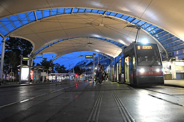 Σταθμός Τραμ Στη Βιέννη Βράδυ Αυστρία Ευρώπη — Φωτογραφία Αρχείου
