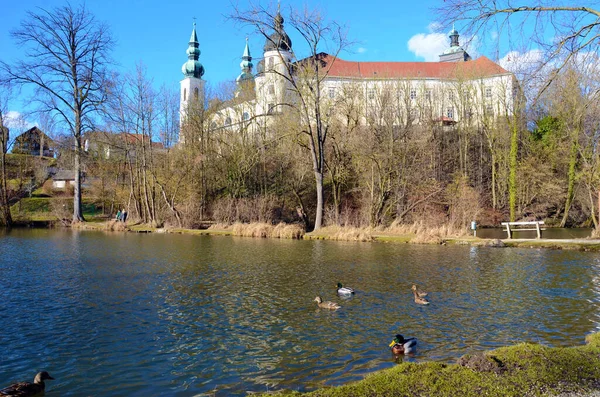 Lagoa Mosteiro Puchheim Primavera Áustria Europa — Fotografia de Stock