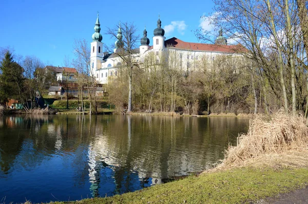 ヨーロッパ オーストリア 春のプッヒハイム修道院の池 — ストック写真