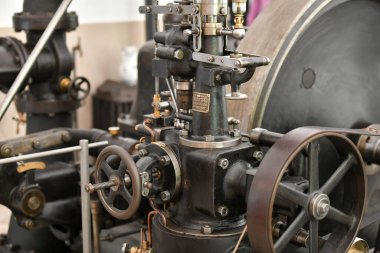 Salzburg, Avusturya ve Avrupa 'daki Grossgmain açık hava müzesindeki eski bir elektrik santralinin aletleri ve gösterge paneli