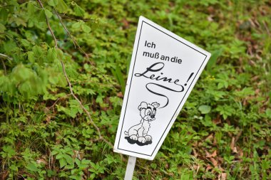 Açık hava müzesinde Salzburg 'daki Grossgmain' deki eski çiftlik evleri ve binalarla tasmalı Köpekler 'i imzalayın.