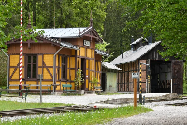 オーストリア ザルツブルクのグロスグメインにある古い農家や建物を持つ野外博物館の鉄道 — ストック写真