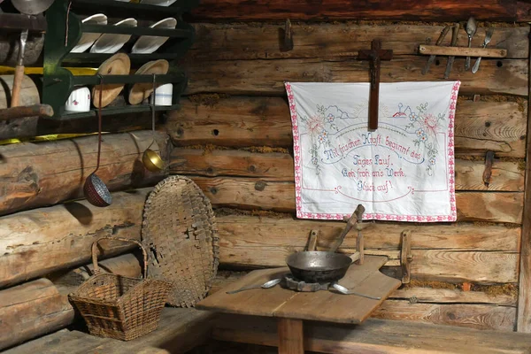 Antigua Habitación Una Cabaña Alpina Museo Aire Libre Con Antiguas — Foto de Stock