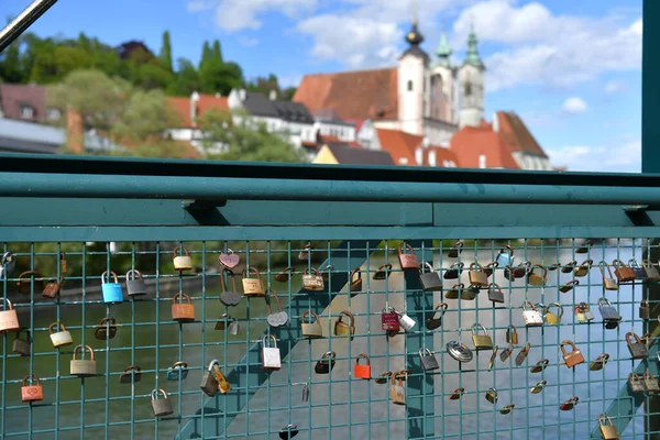 Amor Cierra Puente Steyr Con Iglesia Parroquial Sankt Michael Fondo —  Fotos de Stock