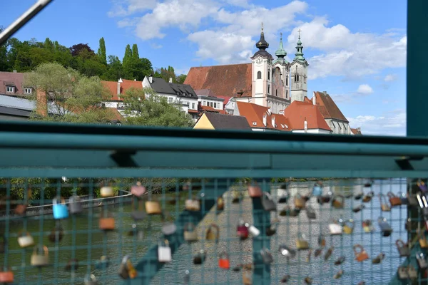 Láska Zámky Mostě Steyru Farním Kostelem Sankt Michael Backgriundu Rakousko — Stock fotografie