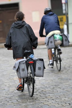 Passau, Bavyera 'da yağmurda bisikletçiler