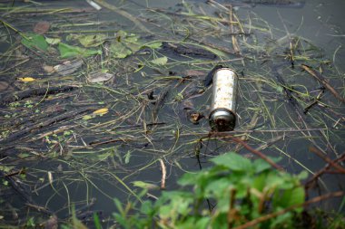 Su kirliliği - Passau, Bavyera, Almanya, Avrupa yakınlarındaki Tuna Nehri 'nde sprey kutusu ve kir