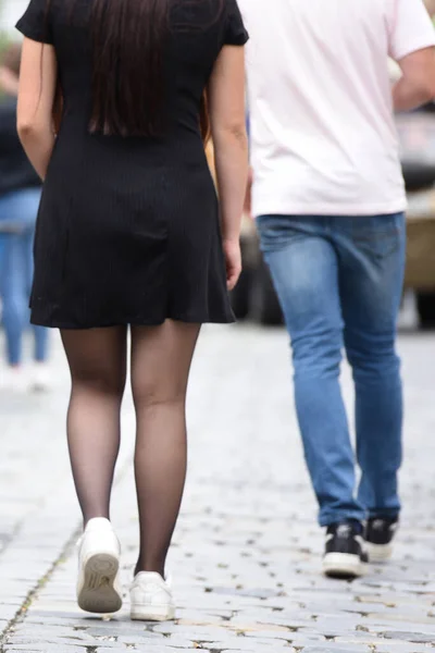 Jovem Com Mini Vestido Preto Meias Pretas Caminha Atrás Homem — Fotografia de Stock