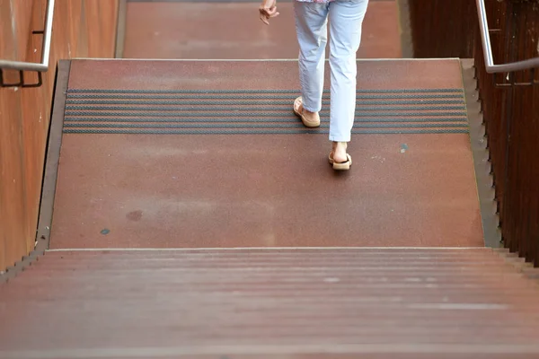 Una Mujer Ropa Verano Camina Por Una Escalera Acero Oxidado — Foto de Stock